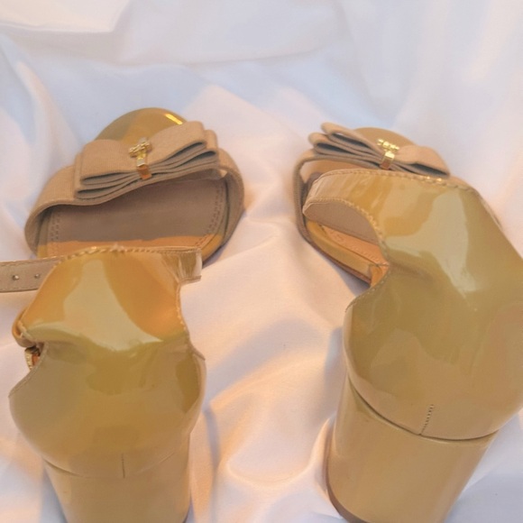 Tory Burch Trudy Nude Patent Bow Sandals - Picture 9 of 12
